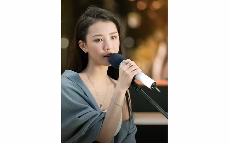 Ca sĩ Amee (Huyền My).
