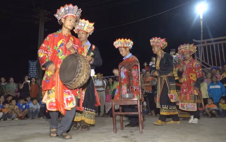 Múa Rùa - trò chơi mang tính nghi lễ của người Dao. Ảnh: Ngọc Lợi (CTV)