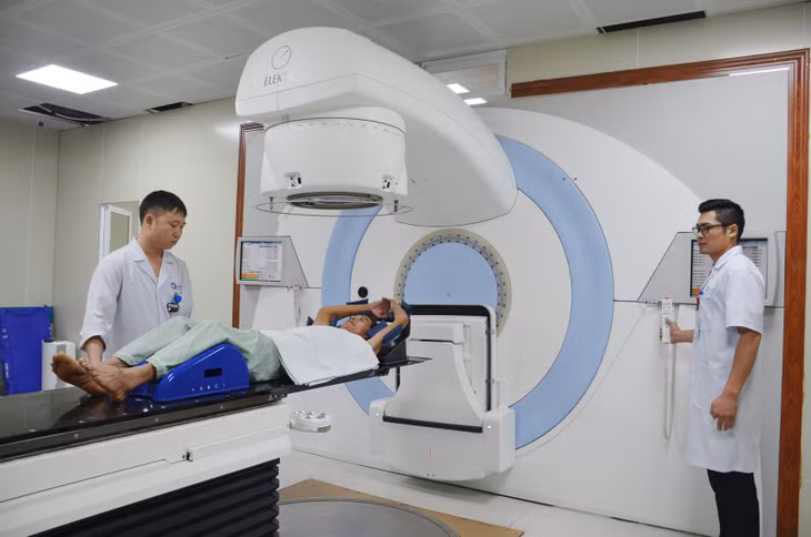 Điều trị ung thư cho người bệnh tại Trung tâm Ung bướu, Bệnh viện Bãi Cháy.