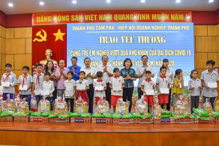 Các đại biểu trao tặng quà cho các em học sinh nghèo.