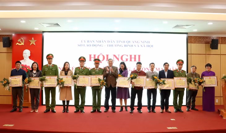 Các cá nhân, tập thể có thành tích xuất sắc nhận bằng khen của UBND tỉnh. 