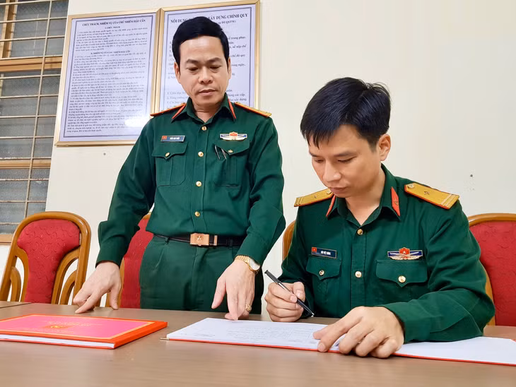 Ban CHQS TP Uông Bí duy trì hoạt động ghi chép sổ hồng, sổ nâu để kịp thời phê bình, biểu dương các cán bộ, chiến sĩ đơn vị.