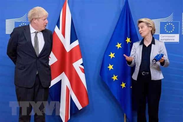 Chủ tịch Ủy ban châu Âu (EC) Ursula von der Leyen (phải) và Thủ tướng Anh Boris Johnson trong cuộc gặp tại Brussels, Bỉ, ngày 9/12/2020. (Nguồn: THX/TTXVN)