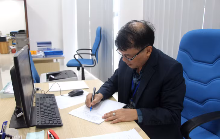 Trường phòng Đăng ký kinh doanh (Sở Kế hoạch Đầu tư) phê duyệt, đóng dấu giải quyết thủ tục hành chính cho công dân ngay tại Trung tâm Phục vụ Hành chính công tỉnh.