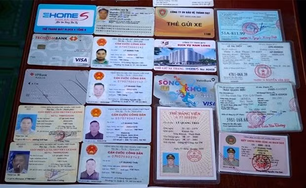 Các giấy tờ nghi là giả mà cơ quan chức năng thu giữ được trên người và trong hành lý của Lý Quang Thái. (Ảnh: Công Mạo/TTXVN)