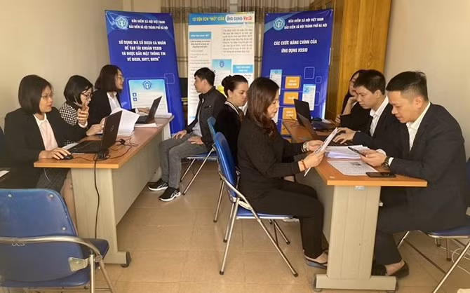 Hỗ trợ người lao động cài đặt VssID (Ảnh: VSS).
