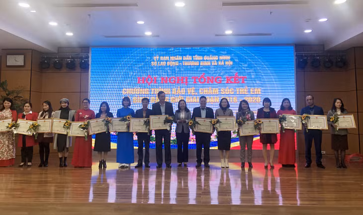 các tập thể, cá nhân được nhận bằng khen, giấy khen của UBND tỉnh và Sở LĐ-TB&XH đã có thành tích xuất sắc trong công tác đào tạo nghề cho LĐNT trong 10 năm qua.