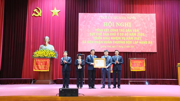 Thừa ủy quyền của Chủ tịch nước, đồng chí Ngô Hoàng Ngân, Phó Bí thư thường trực Tỉnh ủy trao Huân chương Độc lập hạng Ba cho Ban Dân vận Tỉnh ủy.