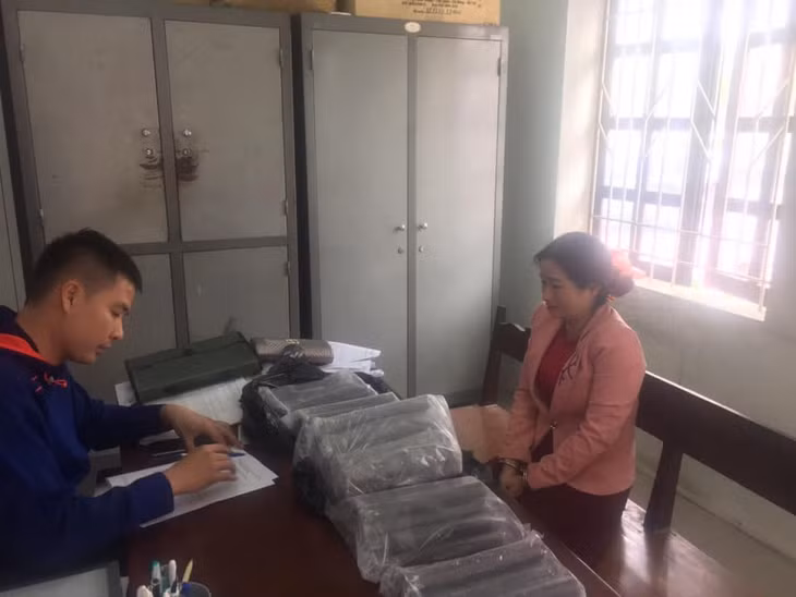 Một trong hai đối tượng cùng tang vật tại cơ quan điều tra.