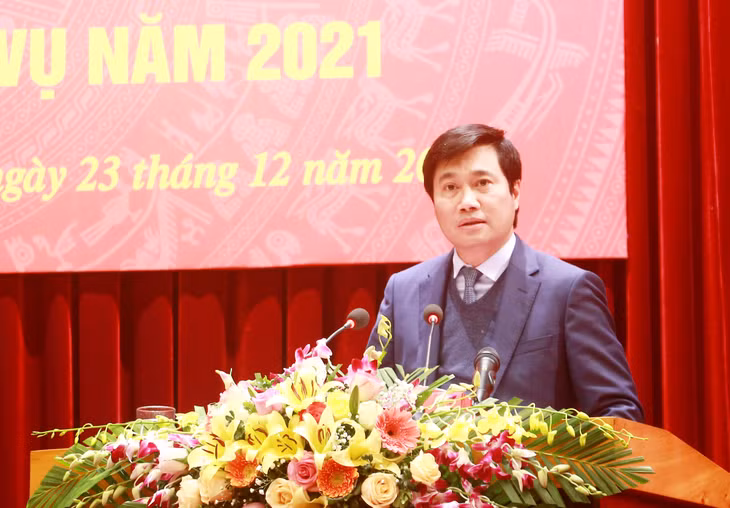 Đồng chí Nguyễn Tường Văn, Chủ tịch UBND tỉnh, phát biểu tại hội nghị.