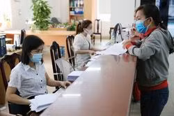 Công ty có trách nhiệm đóng đủ bảo hiểm bao gồm cả tiền lãi chậm đóng đối với người lao động đủ điều kiện hưởng BHXH để kịp thời giải quyết chế độ cho người lao động.