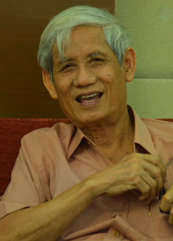 Di ảnh nhà văn nhà báo Mai Phương.