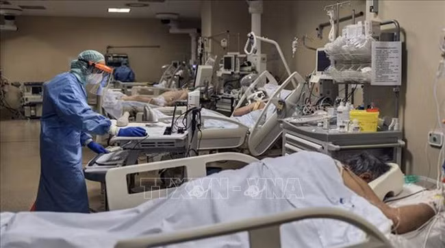 Nhân viên y tế điều trị cho bệnh nhân mắc COVID-19 tại một bệnh viện ở bang Texas, Mỹ. Ảnh: The New York Times/TTXVN