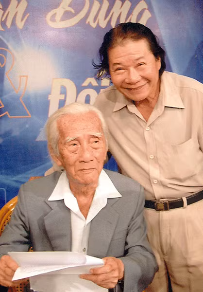 Hề Sa (phải) bên 