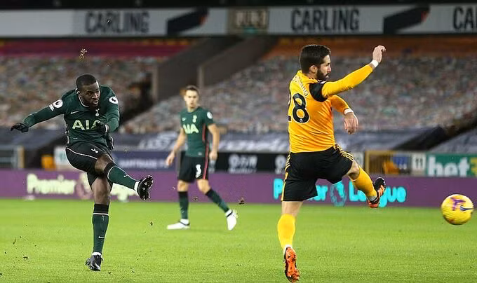 Ndombele (trái) ghi bàn thứ hai ở Ngoại hạng Anh mùa này. Ảnh: Tottenham FC.