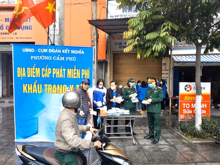 Cụm đoàn kết nghĩa phường Cẩm Phú, TP Cẩm Phả phát khẩu trang miễn phí cho người dân trên địa bàn.