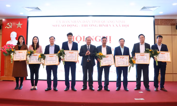 Các tập thế, cá nhân được nhận bằng khen của Bộ LĐ, TB&XH. 