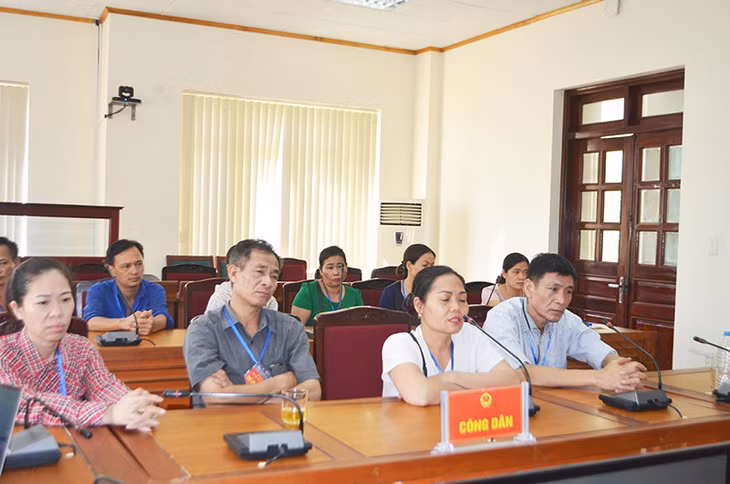Đại diện các hộ dân chung cư CC1 (TP Cẩm Phả) trình bày nội dung khiếu nại tại buổi tiếp công dân định kỳ tháng 7/2020 của UBND tỉnh