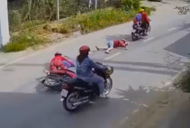 Người phụ nữ bị kéo lê trên đường