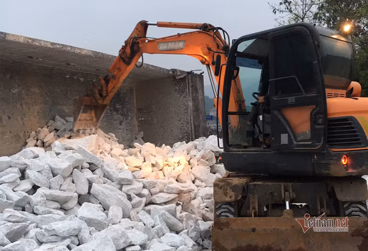 Xe cẩu cứu hộ tại hiện trường