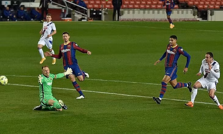 Kike chọc thủng lưới Ter Stegen, giúp Eibar bất ngờ dẫn trước. Ảnh: AS.