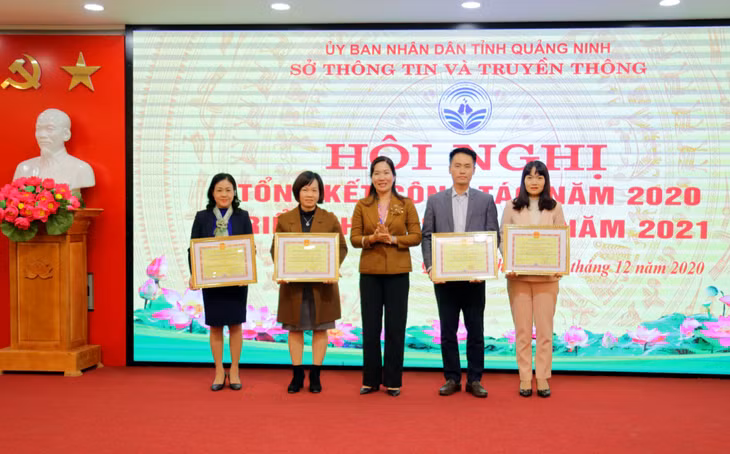 Các tập thể lao động xuất sắc của Sở TT&TT tỉnh được UBND tỉnh khen thưởng.