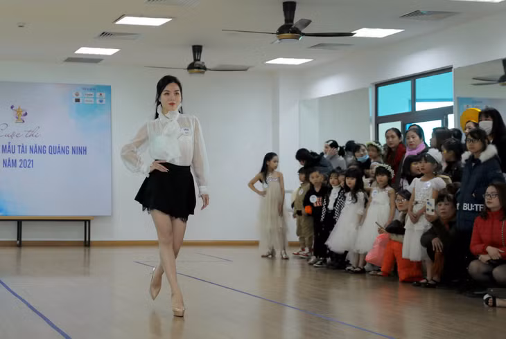 Thí sinh tự tin sải bước trên sàn catwalk.