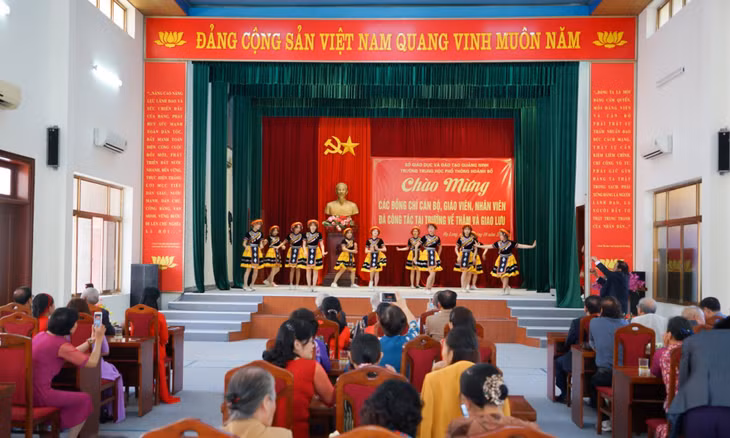 Học sinh Trường THPT Hoành Bồ biểu diễn văn nghệ chào mừng các cựu cán bộ, giáo viên về thăm trường.