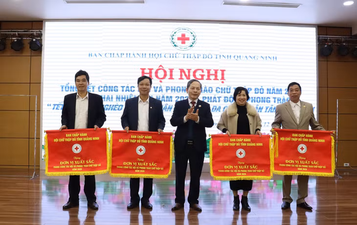 Hội Chữ thập đỏ tỉnh tặng cờ thi đua cho các đơn vị xuất sắc.