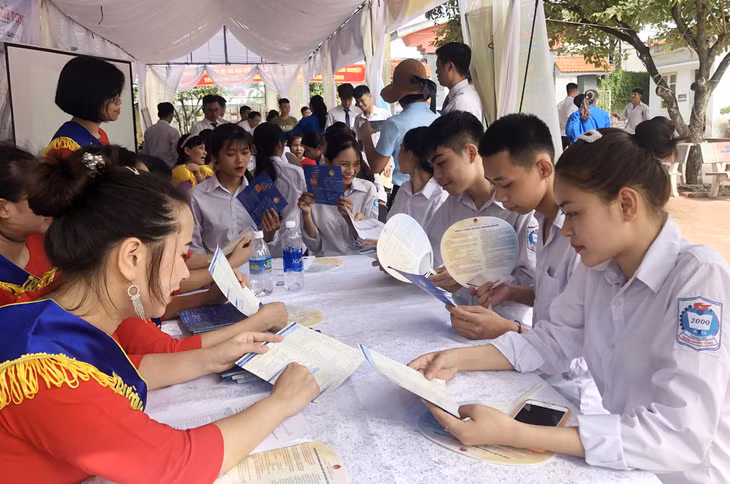Học sinh Trường THPT Đông Trièu ngày hội tư vấn hướng nghiệp - Tuyển sinh giáo dục nghề nghiệp năm 2020