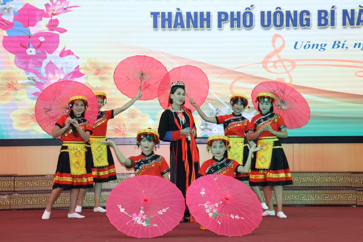 Một tiết mục biểu diễn văn nghệ của thôn Nam Mẫu, xã Thượng Yên Công.