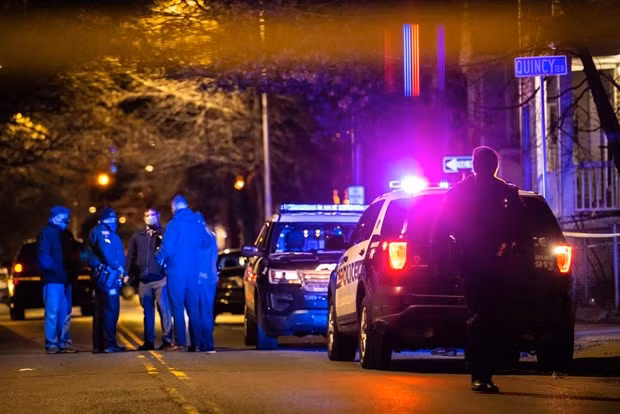 Cảnh sát điều tra hiện trường vụ xả súng tại Lynn. (Ảnh: Boston Globe)