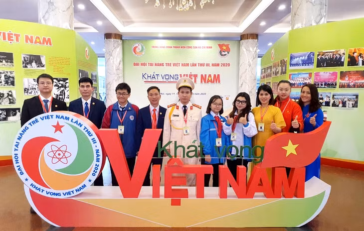 Kỹ sư Nguyễn Văn Hiền (thứ 2, trái sang) cùng các gương mặt Tài năng trẻ toàn quốc năm 2020 của tỉnh Quảng Ninh.