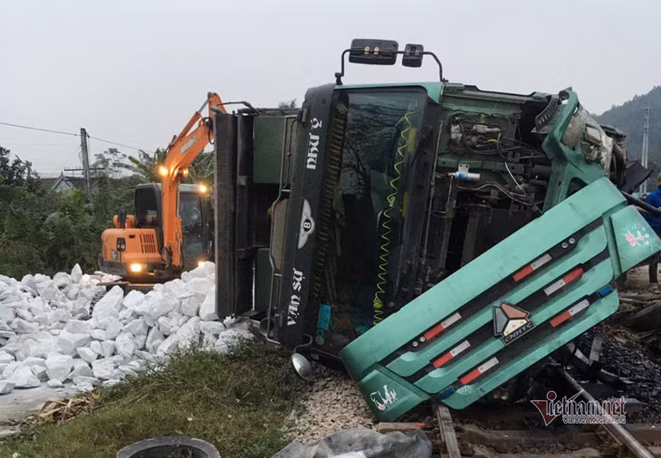 Chiếc xe tải chở đá trắng lật úp trên đường tàu hư hỏng nặng