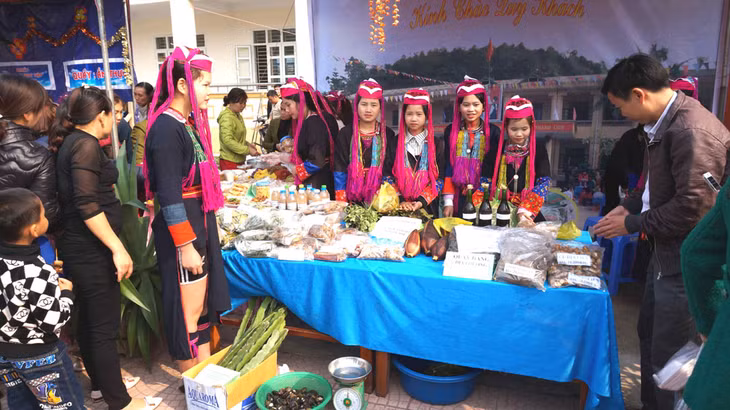 Phiên chợ vùng cao là hoạt động hàng năm của nhà trường vào tháng 3