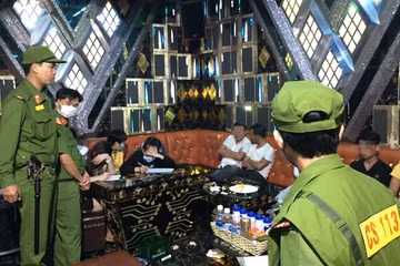 Qua kiểm tra, công an ghi nhận 4 phòng hát có 32 khách đang vui chơi.