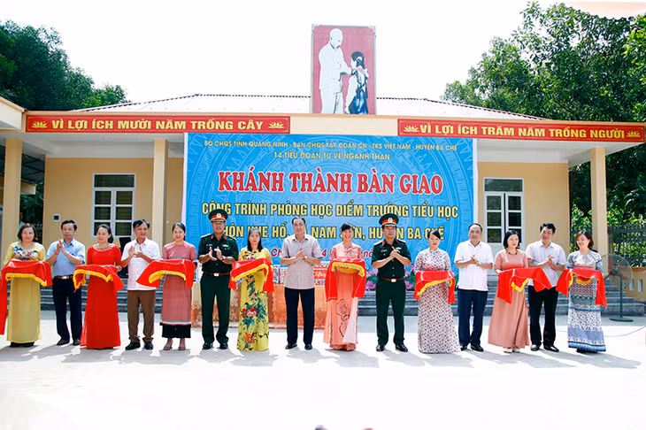 Đại tá Lê Văn Long, Chỉ huy trưởng Bộ CHQS tỉnh,;Đại tá Nguyễn Quang Hiến, Chính ủy Bộ CHQS tỉnh cùng các đại biểu cắt băng khánh thành, bàn giao công trình phòng học điểm trường Khe Hố.
