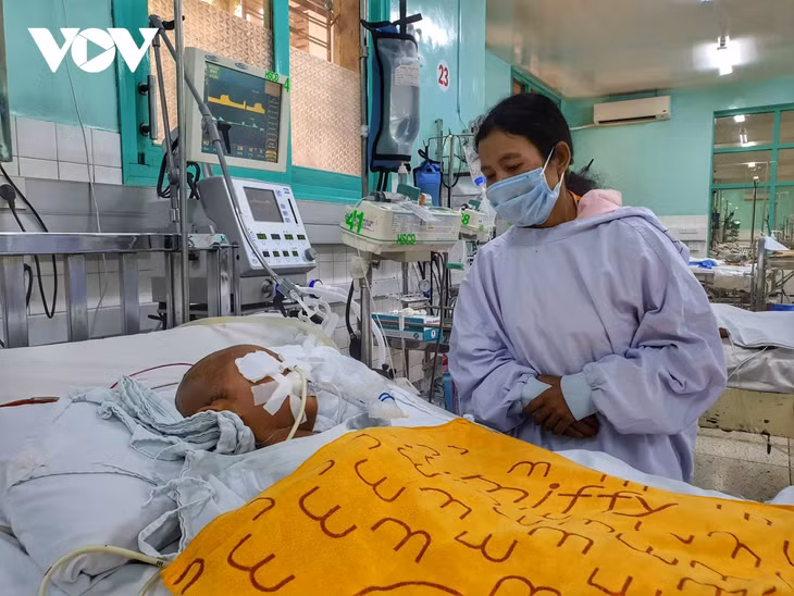 Bệnh nhi vừa qua cơn nguy kịch được mẹ chăm sóc.