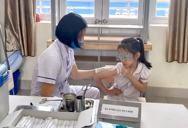 Nhân viên Trạm Y tế phường Hồng Hải tiêm phòng cho học sinh Trường Tiểu học Quang Trung trong chiển dịch tiêm bổ sung vắc xin Bạch hầu- Uốn ván giảm liều.