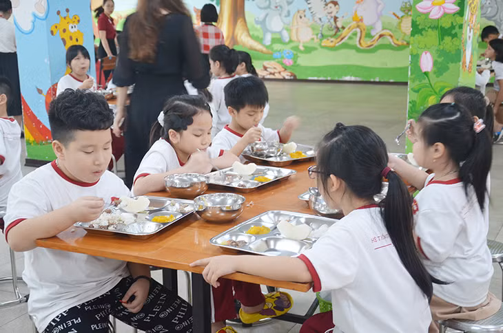 Bữa ăn của học sinh Trường Hội nhập quốc tế Ischool Cẩm Phả.