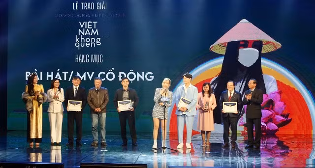 Các tác giả nhận giải ở hạng mục Bài hát/MV cổ động. (Ảnh: Báo KT&ĐT)