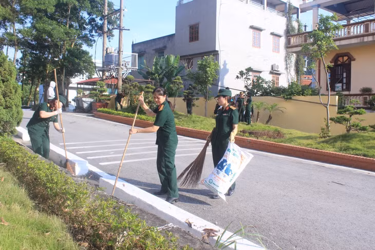 Thiếu tá Vũ Thị Chuyền (giữa), Ban Chính trị, Bộ CHQS tích cực tham gia các phong trào vệ sinh môi trường do cơ quan, đơn vị phát động.