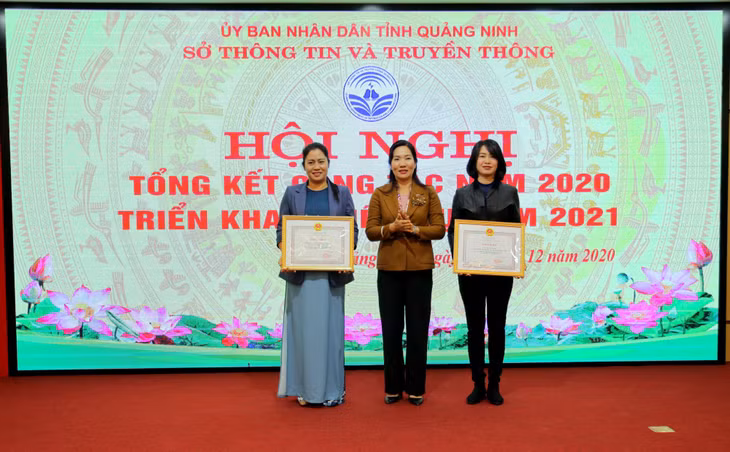 Phó Chủ tịch UBND tỉnh Nguyễn Thị Hạnh thừa uỷ quyền trao Bằng khen của Bộ Thông Truyền thông cho các tập thể có đóng góp xuất sắc cho sự nghiệp thông tin và truyền thông năm 2020.