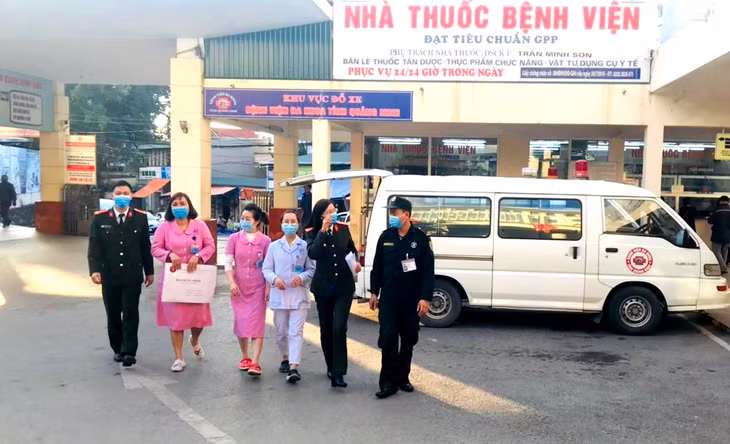 Lực lượng an ninh (Công an tỉnh) nắm tình hình địa bàn tại Bệnh viện Đa khoa tỉnh Quảng Ninh.
