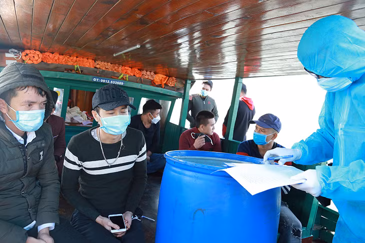 Đồn BPCK Cảng Hòn Gai phát hiện, bắt giữ 8 đối tượng là thuyền viên nhập cảnh trái phép, ngày 4/11 vừa qua. (Ảnh do đơn vị cung cấp)