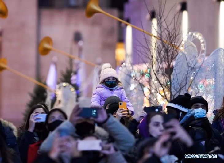 Người dân Mỹ xem một buổi biểu diễn ánh sáng ở New York, ngày 22.12. Ảnh: Xinhua Giáng sinh lặng lẽ