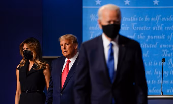 Joe Biden (phải) và Tổng thống Donald Trump tại buổi tranh luận cuối cùng hôm 22/10 ở Nashville, bang Tennessee. Ảnh: AP.