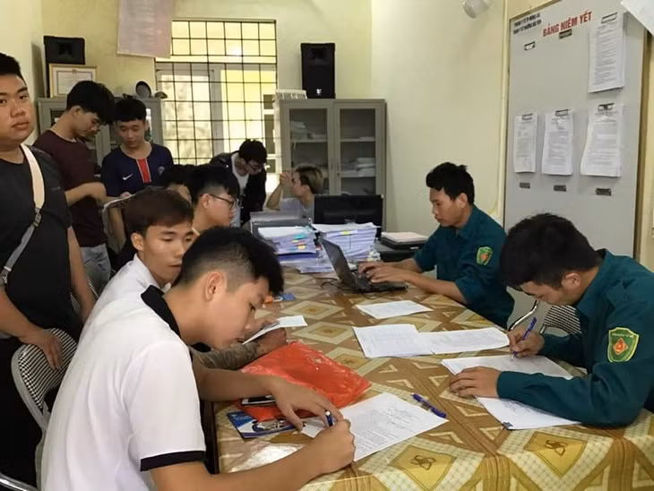 Công dân phường Hải Yên đăng ký khám tuyển nghĩa vụ quân sự.