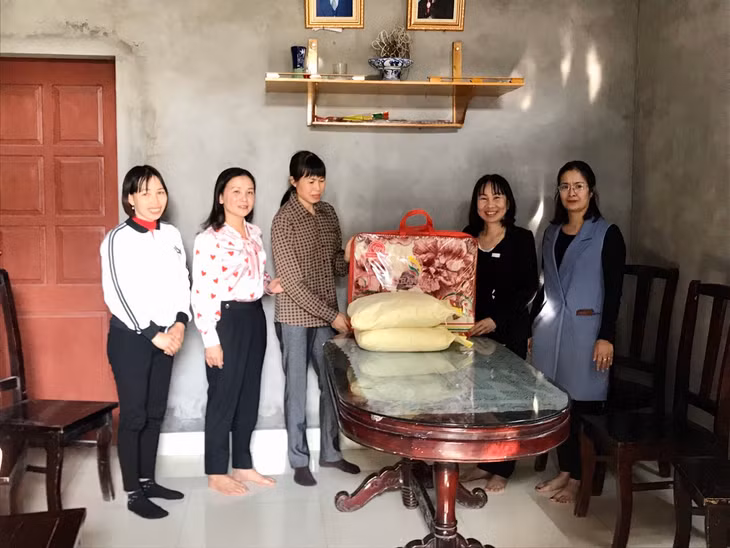 Hội LHPN TX Đông Triều thăm hỏi, tặng quà hội viên phụ nữ có hoàn cảnh khó khăn tại phường Kim Sơn.