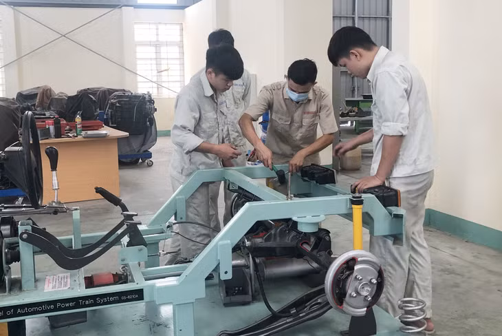 Các học viên Trường Cao đẳng Công nghệ Việt - Hàn thực hành sửa chữa xe ô tô.
